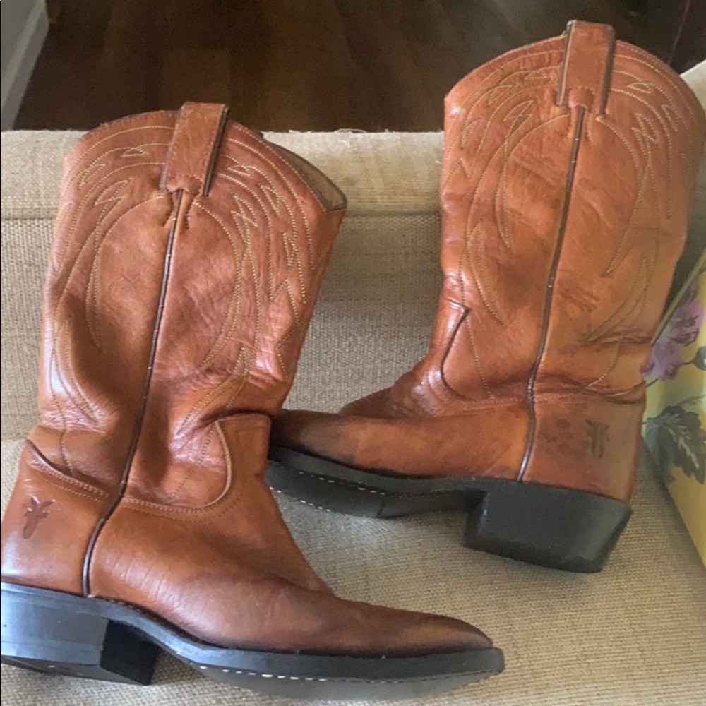 Beautiful leather Frye cowboy boots 7 1/2 B tan